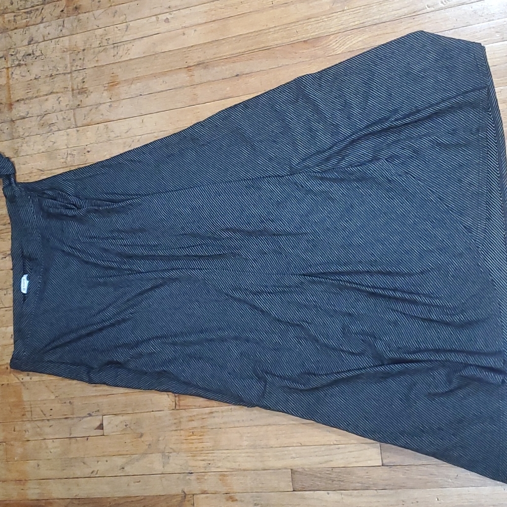 Black an white skirt pin strip